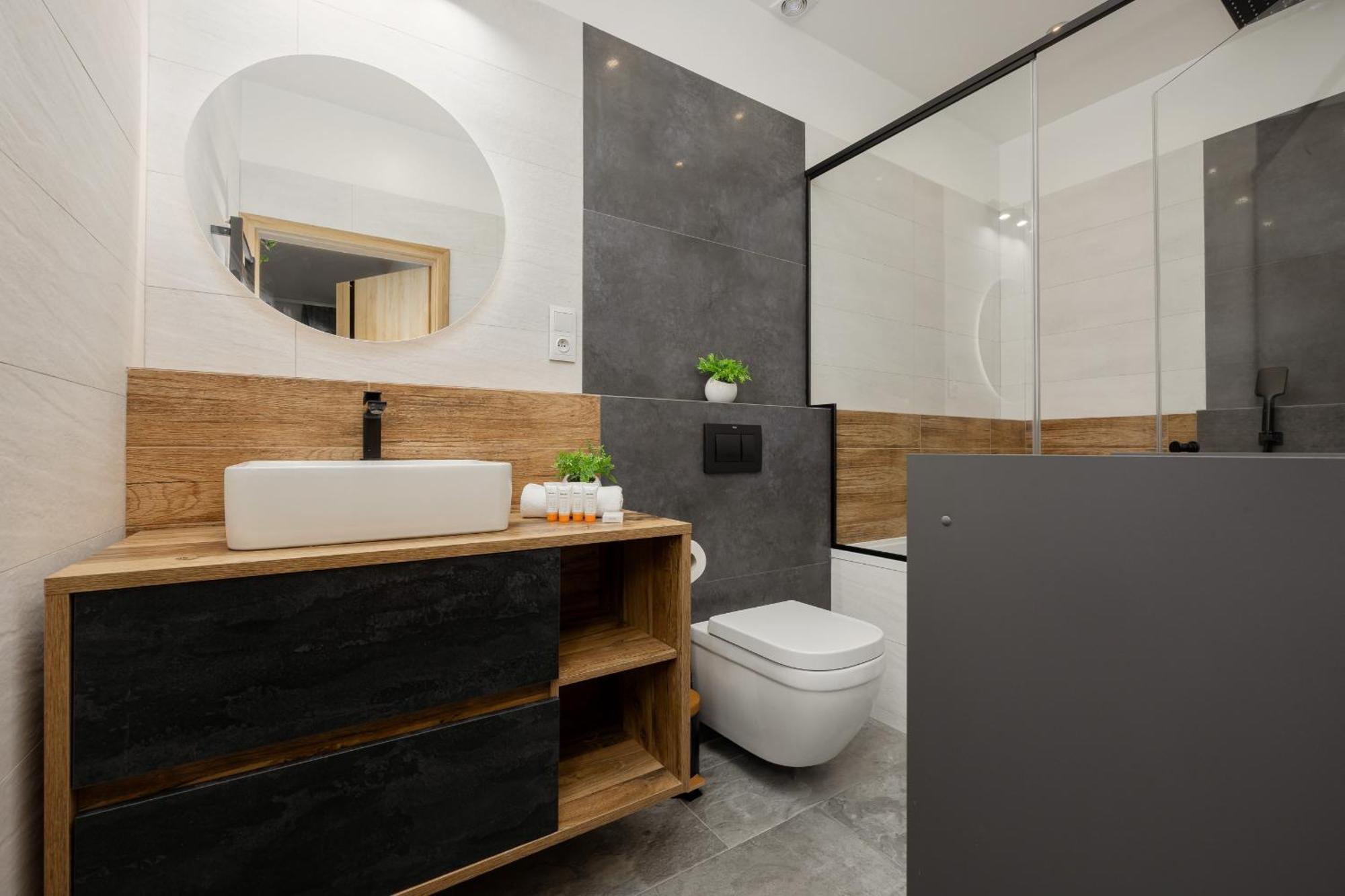 Luxury With Furnished Terrace, Garden And Parking By Renters Warschau
