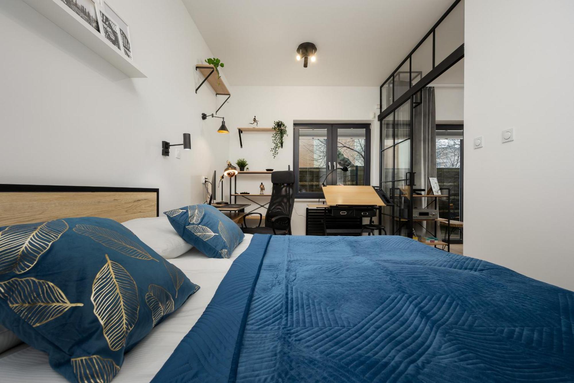 Luxury With Furnished Terrace, Garden And Parking By Renters Warschau